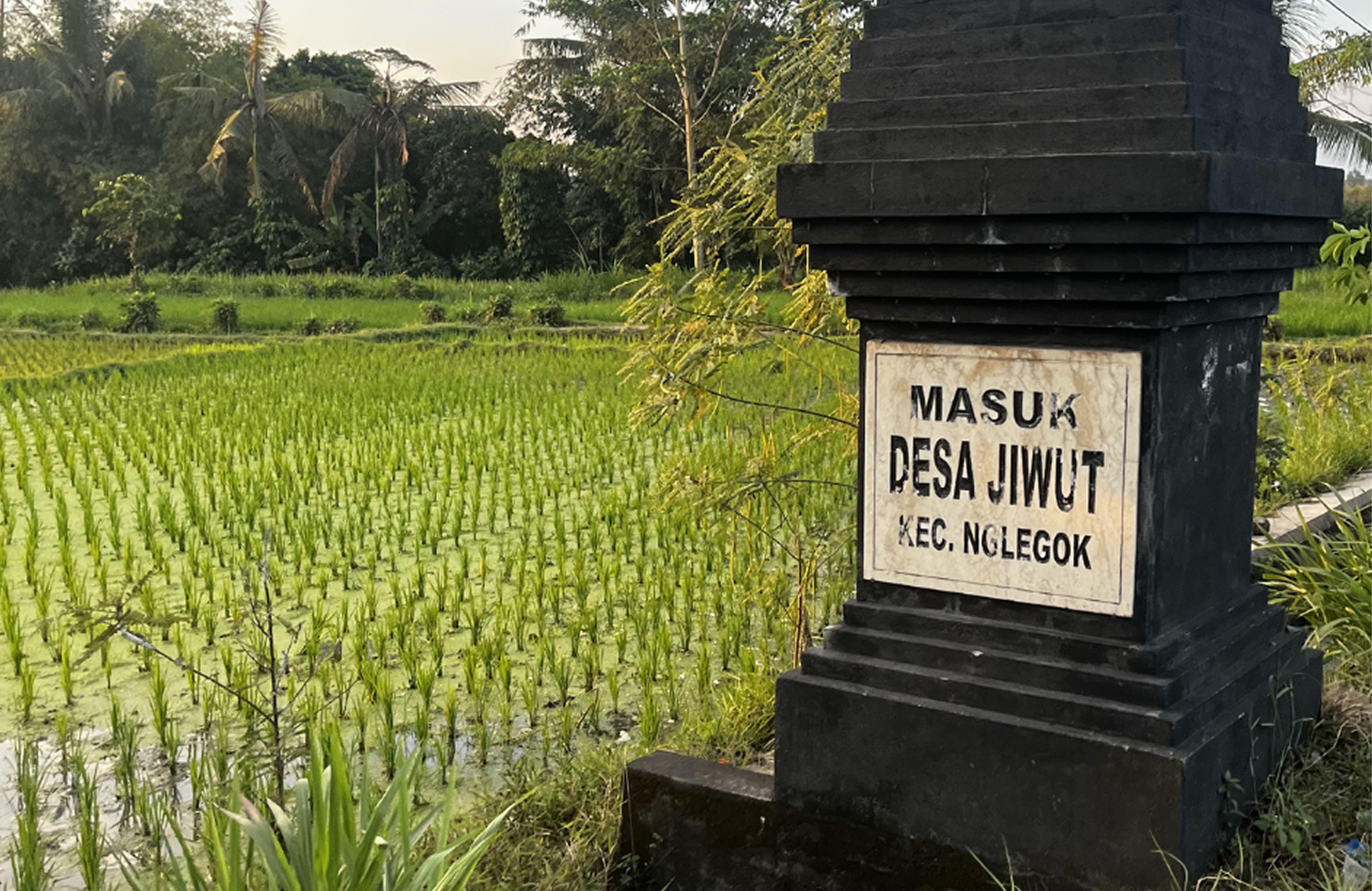 Gapura masuk Desa Jiwut